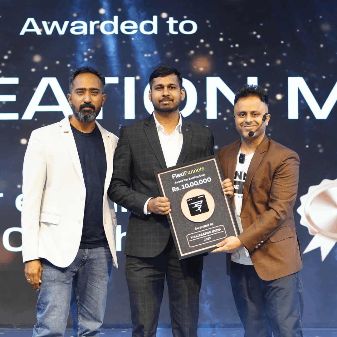 Vikas Kumar receiving the FlexiFunnels award for earning over ₹10,00,000 with YouCreation Media